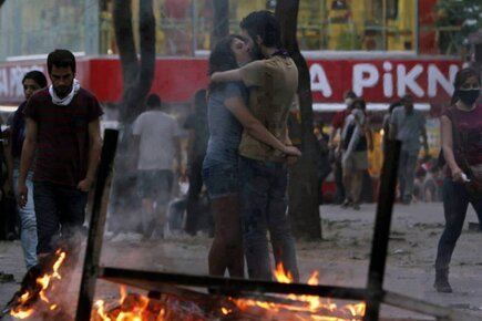 Νύχτα τρόμου – Φωτιές και οδοφράγματα σε Πόλη, Αγκυρα και Σμύρνη | iefimerida.gr 0