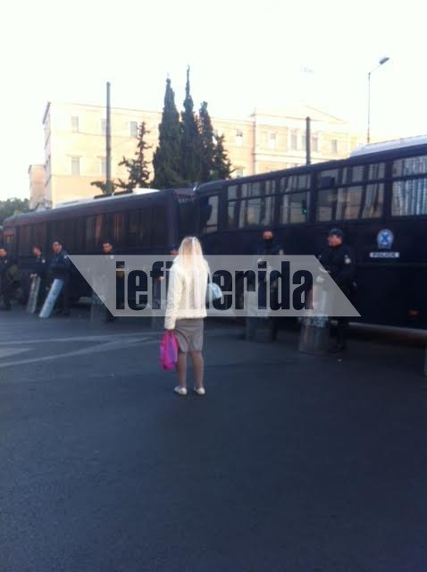 Η γυναίκα στο κέντρο της Αθήνας που φώναζε... τραγουδιστά με ντουντούκα «Αντιστάσου, αντιστάσου» | iefimerida.gr 0