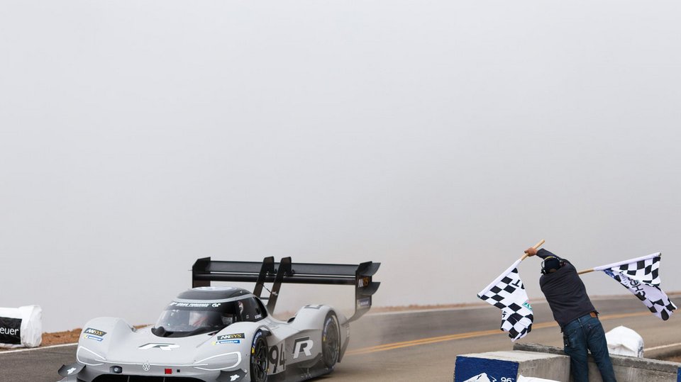 Η Volkswagen έγραψε ιστορία με το I.D. R Pikes Peak, επιτυγχάνοντας ρεκόρ όλων των εποχών | iefimerida.gr 1