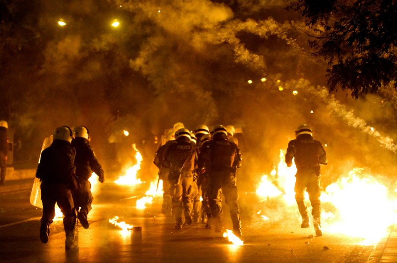 Χάος: Κουκουλοφόροι τα έσπασαν σε Αθήνα, Θεσσαλονίκη, Πάτρα, Βόλο | iefimerida.gr 1