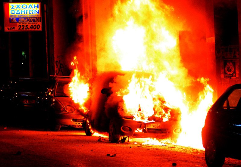 Χάος: Κουκουλοφόροι τα έσπασαν σε Αθήνα, Θεσσαλονίκη, Πάτρα, Βόλο | iefimerida.gr 19
