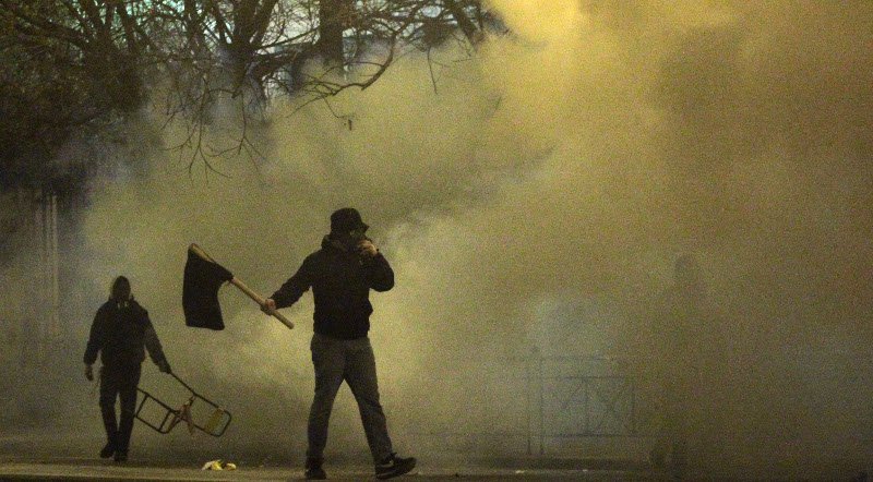 Χάος: Κουκουλοφόροι τα έσπασαν σε Αθήνα, Θεσσαλονίκη, Πάτρα, Βόλο | iefimerida.gr 4