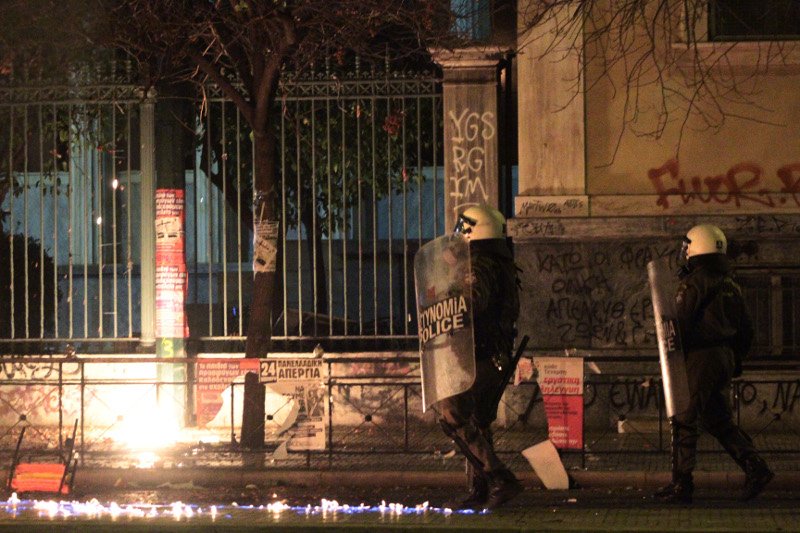 Χάος: Κουκουλοφόροι τα έσπασαν σε Αθήνα, Θεσσαλονίκη, Πάτρα, Βόλο | iefimerida.gr 6