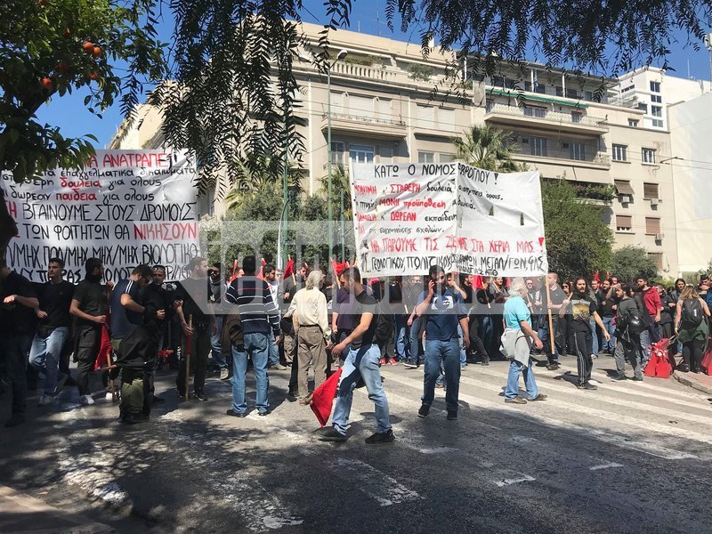 ΜΑΤ εναντίον διαδηλωτών -Ξύλο και χημικά έξω από το Μαξίμου στο πανεκπαιδευτικό συλλαλητήριο | iefimerida.gr 2
