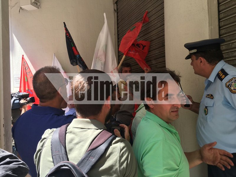 Ενταση στο υπουργείο Υγείας: Νοσηλευτές έψαχναν τον Πολάκη -Προσπάθησαν να εισβάλουν στο κτίριο | iefimerida.gr 0