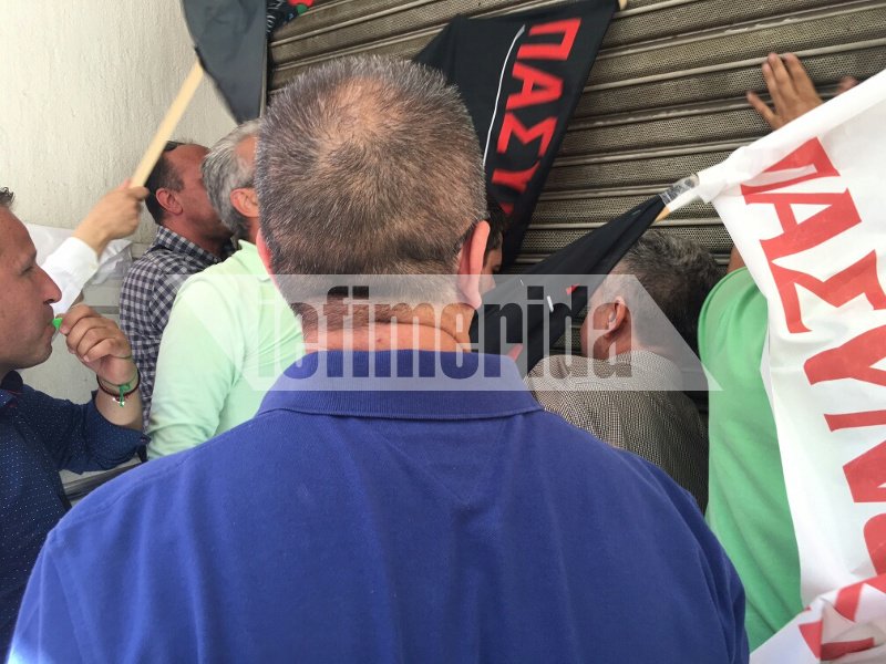 Ενταση στο υπουργείο Υγείας: Νοσηλευτές έψαχναν τον Πολάκη -Προσπάθησαν να εισβάλουν στο κτίριο | iefimerida.gr 1