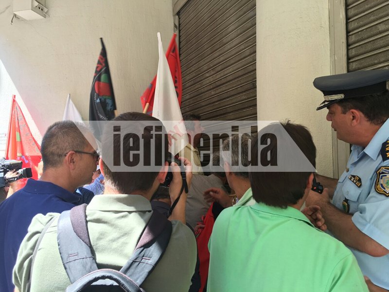 Ενταση στο υπουργείο Υγείας: Νοσηλευτές έψαχναν τον Πολάκη -Προσπάθησαν να εισβάλουν στο κτίριο | iefimerida.gr 2