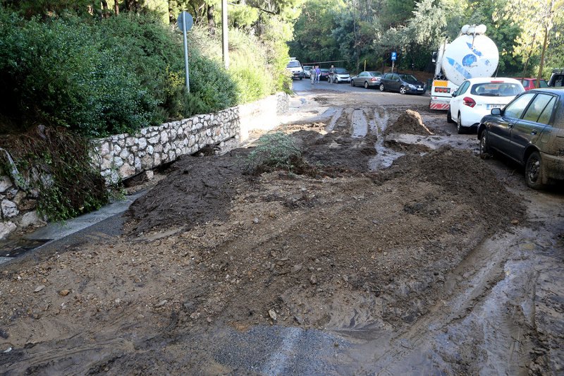 Εικόνες καταστροφής μετά από την καταιγίδα στην Αττική: Σπίτια γεμάτα λασπόνερα, δρόμοι «λίμνες» | iefimerida.gr 1