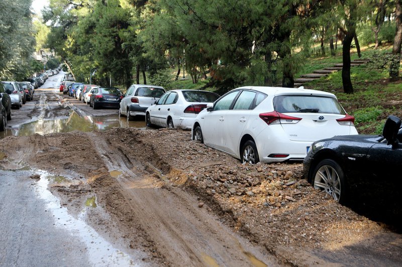 Εικόνες καταστροφής μετά από την καταιγίδα στην Αττική: Σπίτια γεμάτα λασπόνερα, δρόμοι «λίμνες» | iefimerida.gr 3
