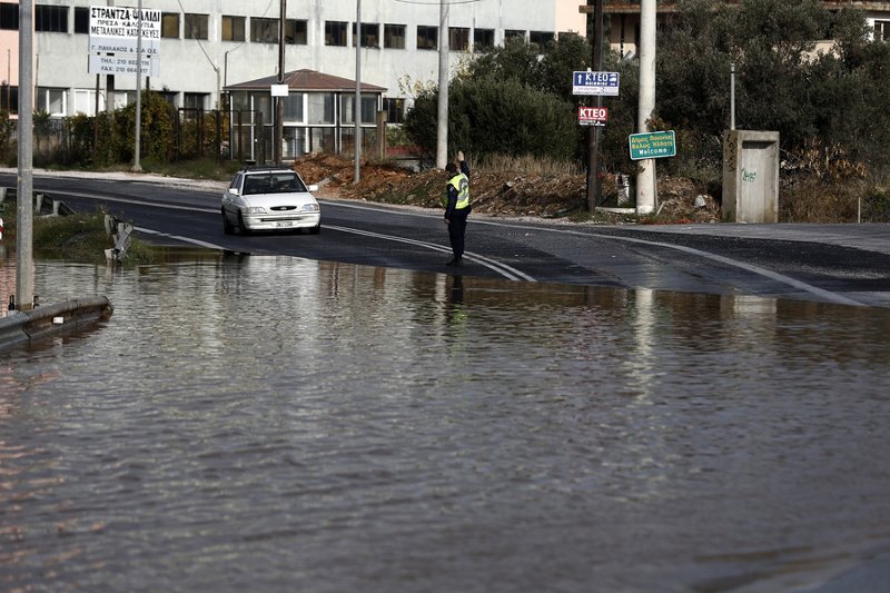 Εικόνες καταστροφής μετά από την καταιγίδα στην Αττική: Σπίτια γεμάτα λασπόνερα, δρόμοι «λίμνες» | iefimerida.gr 7