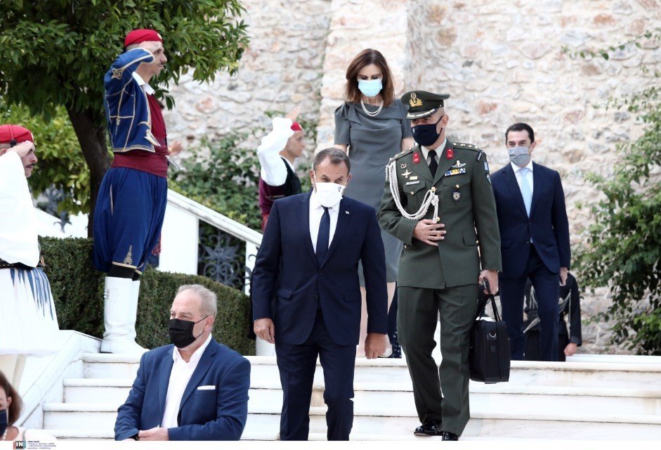 Ο κ. Παναγιωτόπουλος στο Προεδρικό, ίσως λίγο πιο... ανήσυχος από άλλους προσκεκλημένους