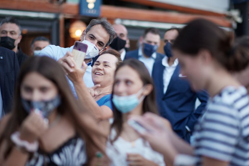 Δεκάδες πολίτες της Χαλκίδας έσπευσαν να βγάλουν σέλφι με τον πρωθυπουργό - Φωτογραφία: Γραφείο Τύπου Πρωθυπουργού/ΔΗΜΗΤΡΗΣ ΠΑΠΑΜΗΤΣΟΣ