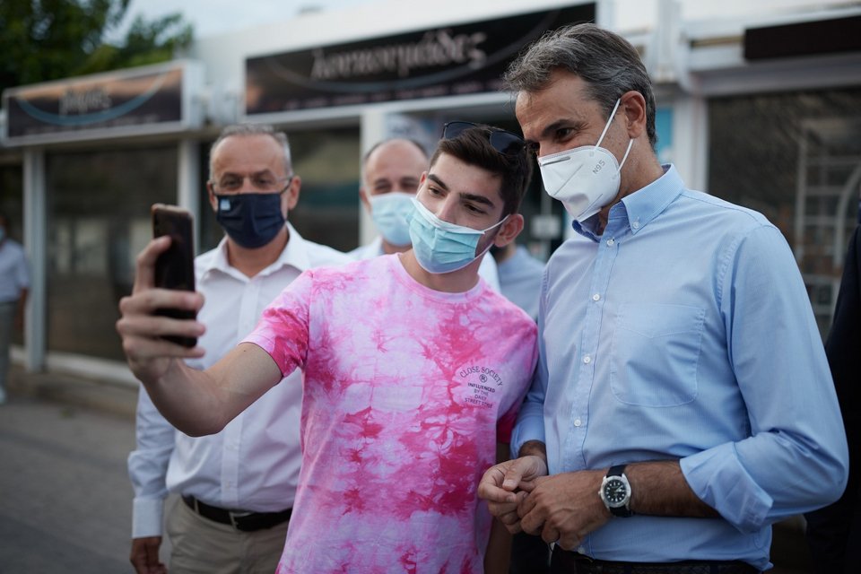 Ο Κυριάκος Μητσοτάκης βγάζει selfie με νέους της Χαλκίδας / Φωτογραφία: Γραφείο Τύπου Πρωθυπουργού/ΔΗΜΗΤΡΗΣ ΠΑΠΑΜΗΤΣΟΣ
