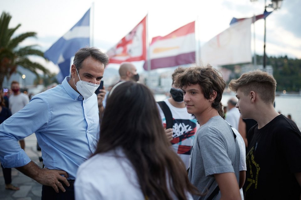 Ο Κυριάκος Μητσοτάκης συνομιλεί με νέους στη Χαλκίδα - Φωτογραφία: Γραφείο Τύπου Πρωθυπουργού/ΔΗΜΗΤΡΗΣ ΠΑΠΑΜΗΤΣΟΣ