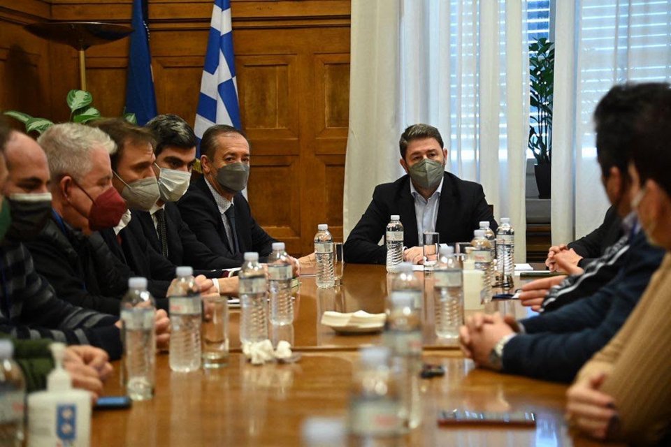 Ο Νίκος Ανδρουλάκης με εργαζομένους της ΛΑΡΚΟ