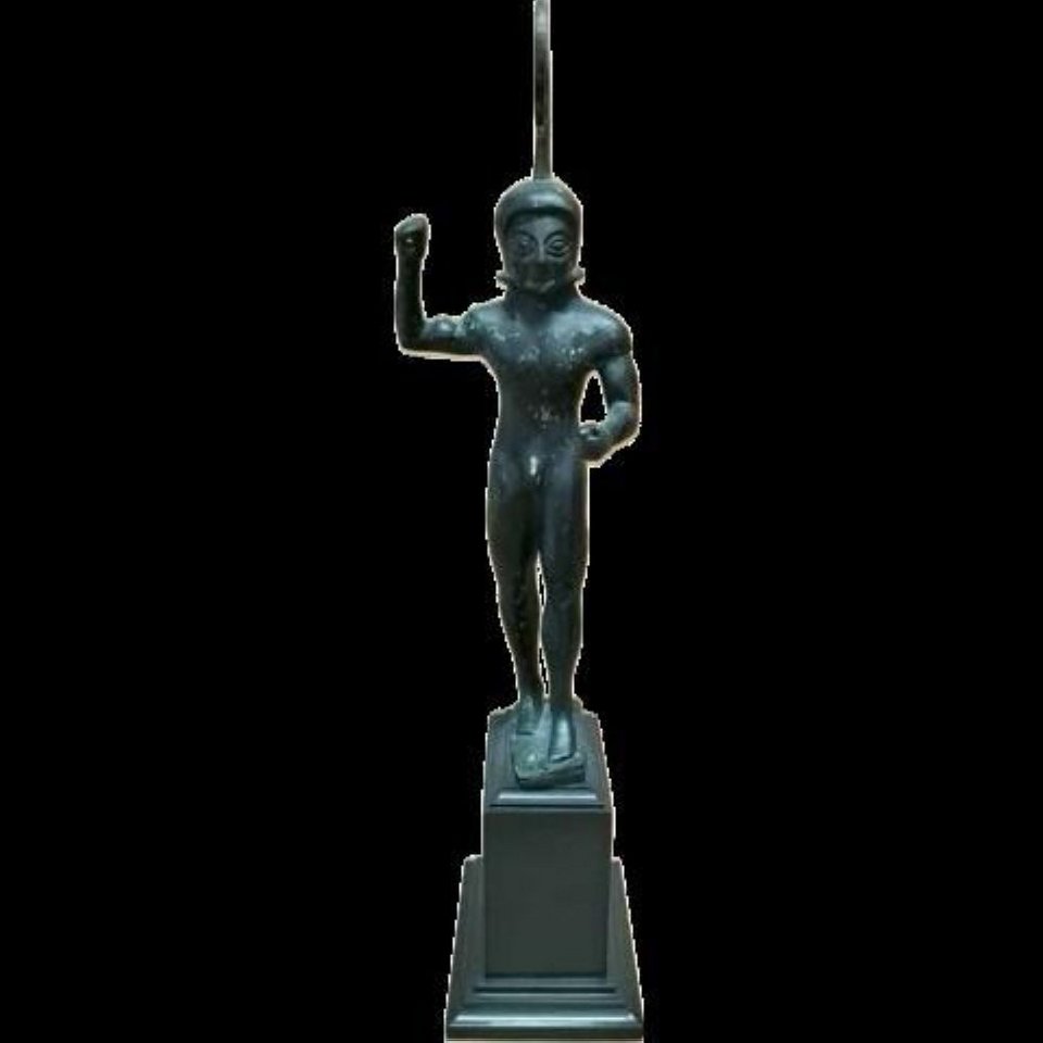 Χάλκινο ειδώλιο οπλίτη. Ο νεαρός άνδρας παριστάνεται γυμνός. Φέρει στην κεφαλή κράνος με υψηλό λοφίο. Στο δεξί χέρι κρατούσε δόρυ και στο λυγισμένο αριστερό ασπίδα. Έργο λακωνικού εργαστηρίου. Ύψος 20,32 εκ. 600-550 π.Χ.