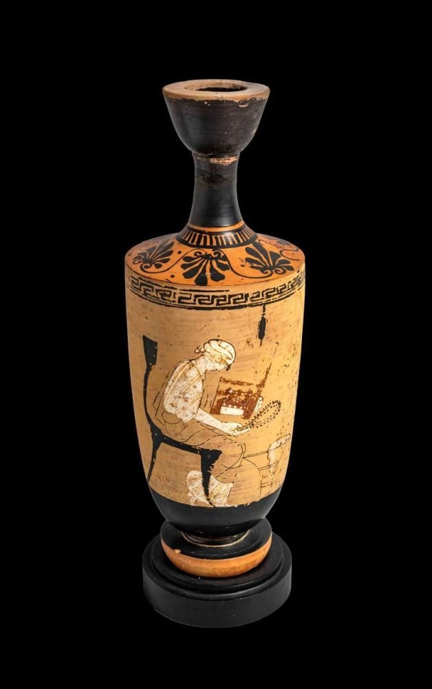 .Αττική μελανόμορφη κύλικα της «Κατηγορίας του αποτμήματος». Στο εσωτερικό του αγγείου απεικονίζεται Διονυσιακή σκηνή: τρεις Μαινάδες που χορεύουν. Στο απότμημα κρατήρας εκατέρωθεν ψαριών. Διάμετρος 17,65 εκ. Ύστερος 6ος αι. π.Χ.