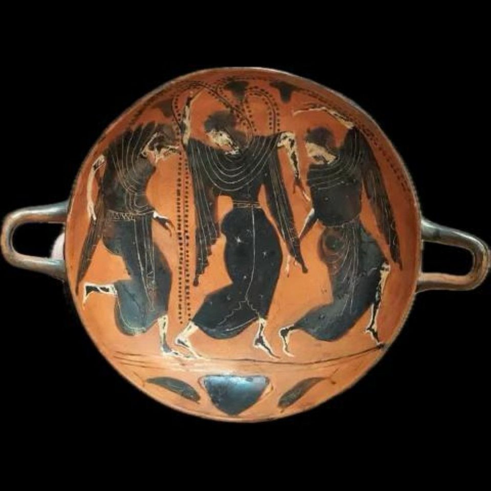 Αττική μελανόμορφη κύλικα της «Κατηγορίας του αποτμήματος». Στο εσωτερικό του αγγείου απεικονίζεται Διονυσιακή σκηνή: τρεις Μαινάδες που χορεύουν. Στο απότμημα κρατήρας εκατέρωθεν ψαριών. Διάμετρος 17,65 εκ. Ύστερος 6ος αι. π.Χ.