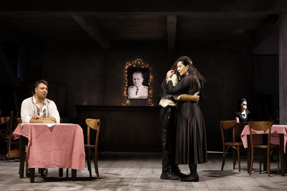 H Mαρίνα Αμπράμοβιτς αγκαλιάζει έναν άνδρα μπροστά από τη φωτογραφία του Τίτο.