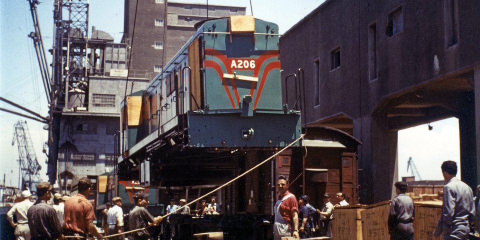 1961 Εκφόρτωση των πρώτων δηζελαμαξών ALCO στο λιμάνι του Πειραιά / Ιστορικό Αρχείο ΟΣΕ Δωρεά Προσωπικού Αρχείου Εμμ.Βεκρή