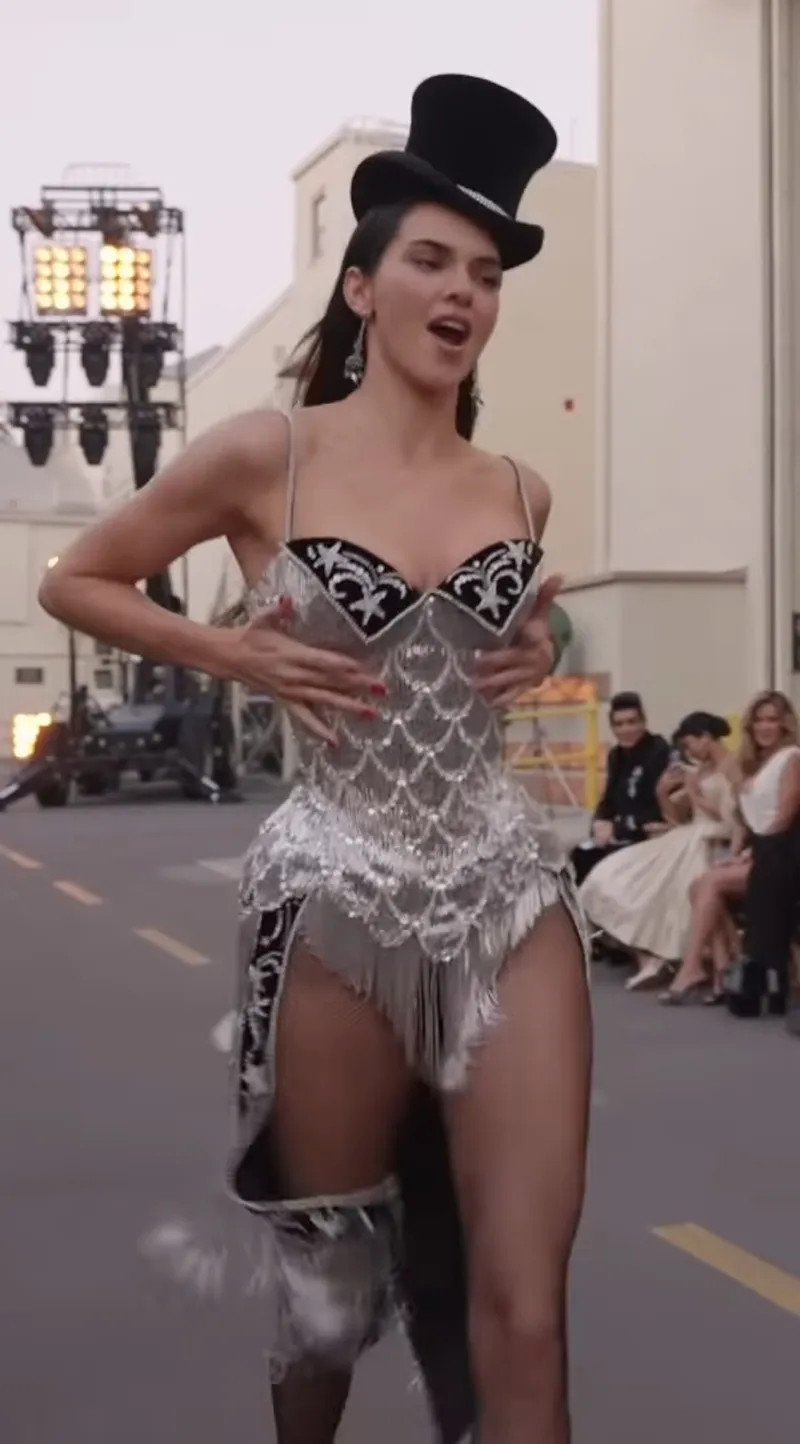 Η Κένταλ Τζένερ στο σόου της Vogue