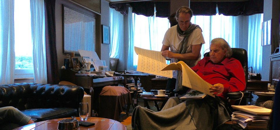 Οπως αναφέρει ο Στέφανος Κορκολής, οι μεταγραφές για πιάνο και φωνή, των έργων του προγράμματος για τον Μίκη Θεοδωράκη, γεννήθηκαν από μια προσωπική και δημιουργική σχέση μαζί του