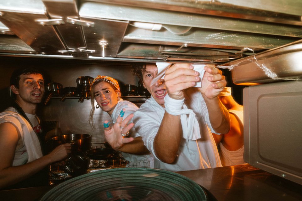 Ο Γιώργος Κουτλής σκηνοθετεί ένα ensemble 14 ηθοποιών και μουσικών, με τον Μιχάλη Σαράντη στον κεντρικό ρόλο