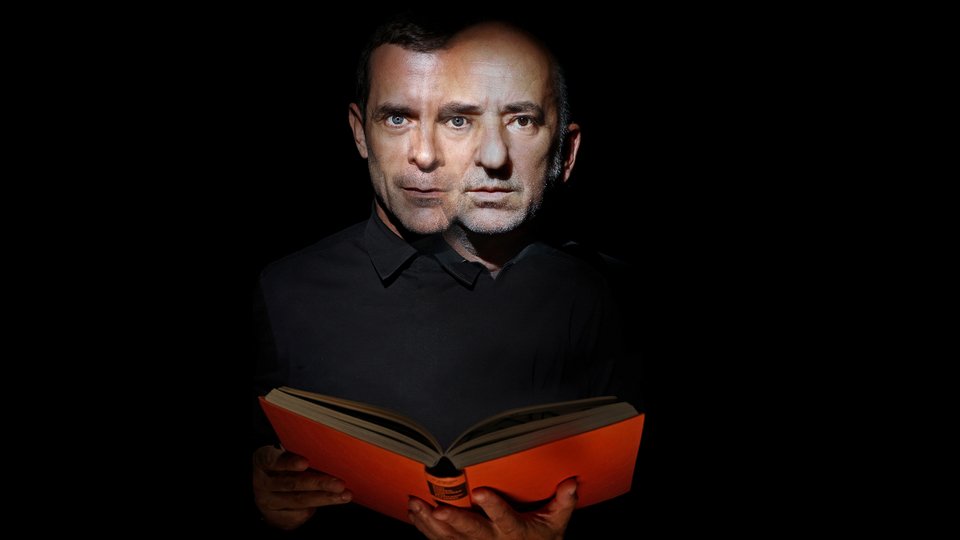 Mε τους Κωνσταντίνο Μαρκουλάκη και Γιώργο Βαλαή σε διπλή διανομή. Γιώργος Βαλαής: 01/11 (19.00), 07/11, 08/11 (19.00), 14/11, 15/11 (19.00 & 21.15), 16/11,  21/11, 22/11 (19.00), 28/11 /  Κωνσταντίνος Μαρκουλάκης: 01/11 (21.15), 02/11, 08/11 (21.15), 09/11, 22/11 (21.15), 23/11