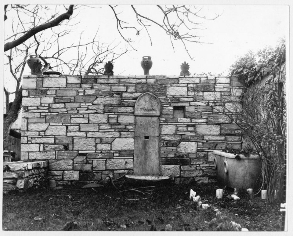 Δημήτρης Πικιώνης, Οικία Πουρή, Μαρούσι, 1953-1955, άποψη του κήπου με ένθετα διακοσμητικά στοιχεία στη λιθοδομή