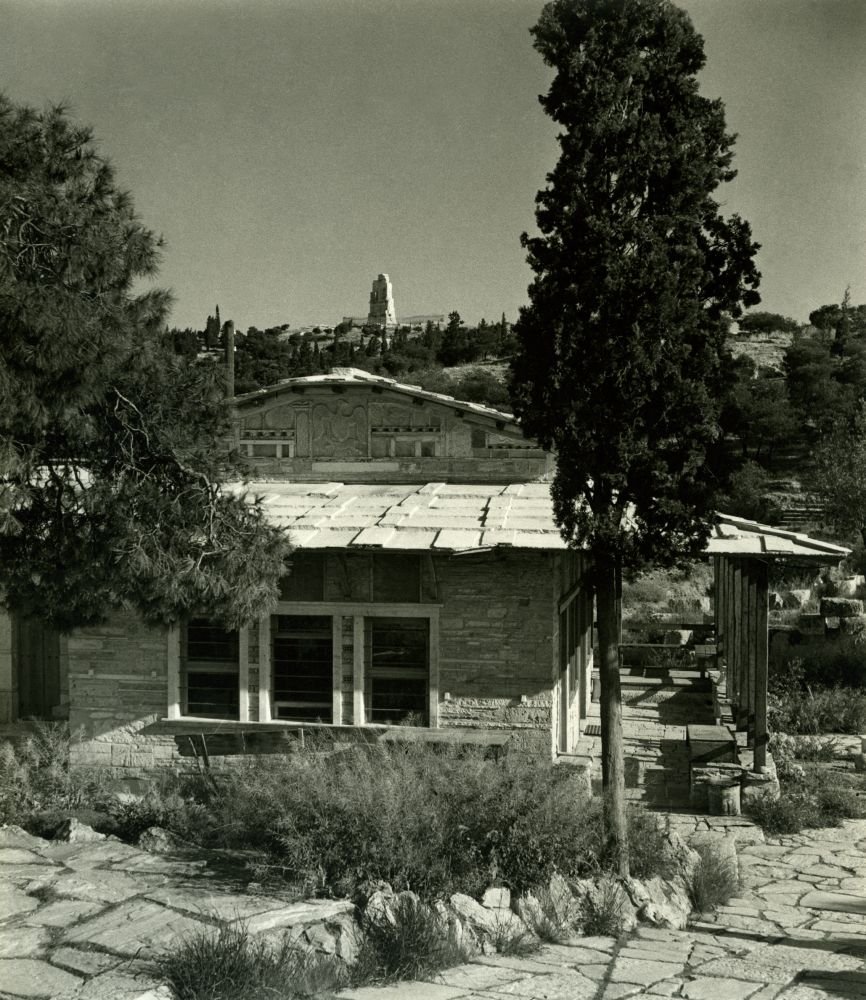 Δημήτρης Πικιώνης, Αγ. Δημήτριος Λουμπαρδιάρης, 1954 – 1957, Άποψη του ναού με το μνημείο του Φιλοπάππου στο βάθος