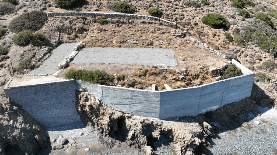 Η Βασιλική του Καρέκλη βρίσκεται βορειοανατολικά του λιμανιού