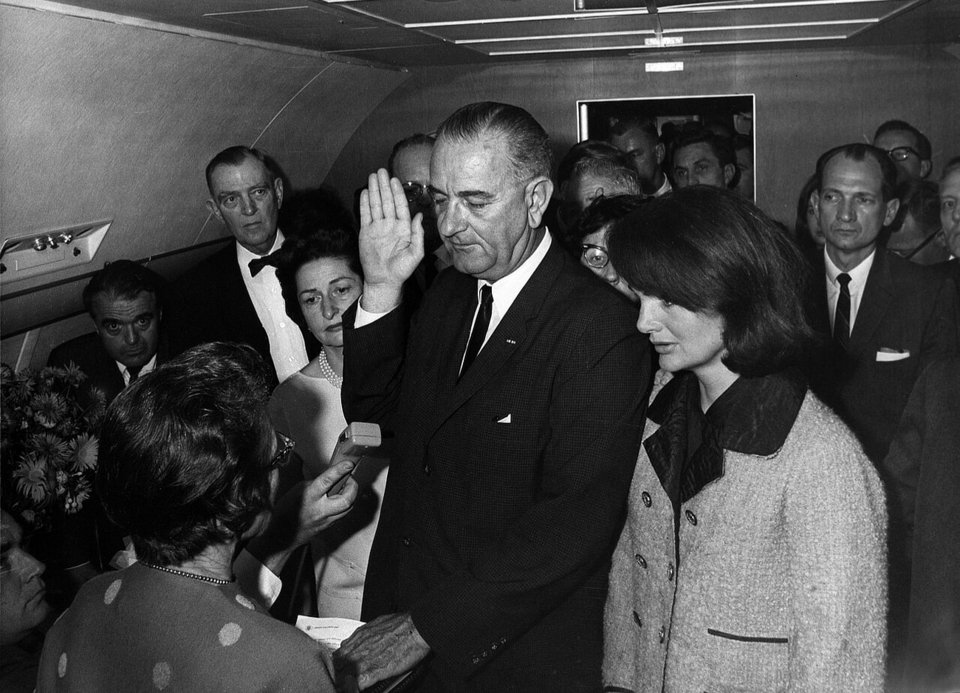 Ο Λίντον Μπ. Τζόνσον ορκίζεται ως ο 36ος Πρόεδρος των Ηνωμένων Πολιτειών. Η τελετή ορκωμοσίας έγινε στις 22 Νοεμβρίου 1963, στο προεδρικό αεροσκάφος Air Force One, στο Ντάλας του Τέξας, λίγες ώρες μετά τη δολοφονία του Προέδρου Τζον Φ. Κένεντι.