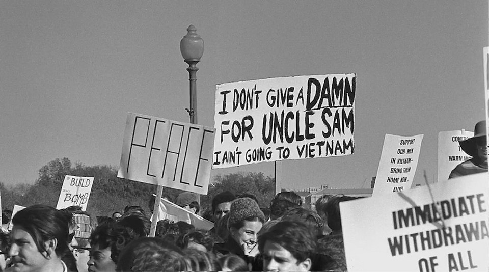Στις 21 Οκτωβρίου 1967, ένα πλήθος υπολογιζόμενο μεταξύ 70.000 και 100.000 διαδηλωτών συγκεντρώθηκε στο Μνημείο του Λίνκολν, στην Ουάσιγκτον, για να διαμαρτυρηθεί κατά του Πολέμου του Βιετνάμ και να πορευτεί προς το Πεντάγωνο, στην πρώτη μεγάλη εθνική διαδήλωση εναντίον του πολέμου.