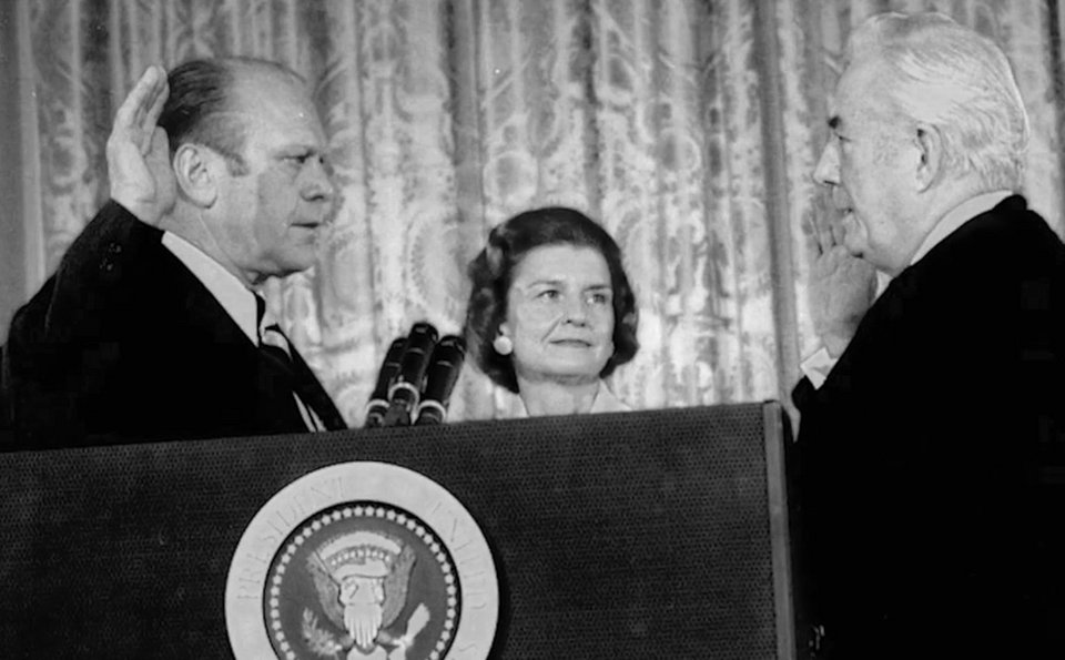 Ορκωμοσία του Τζέραλντ Φορντ ως 38ου Προέδρου των Ηνωμένων Πολιτειών. Η τελετή πραγματοποιήθηκε στις 9 Αυγούστου 1974, μετά την παραίτηση του Ρίτσαρντ Νίξον.