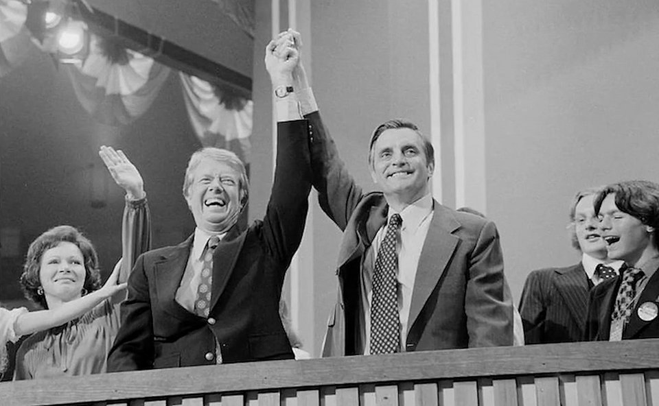 Ο Τζίμι Κάρτερ (αριστερά) και ο Γουόλτερ Μοντέιλ (δεξιά) χαιρετούν το πλήθος μετά τη νίκη τους στις προεδρικές εκλογές του 1976 στις Ηνωμένες Πολιτείες.