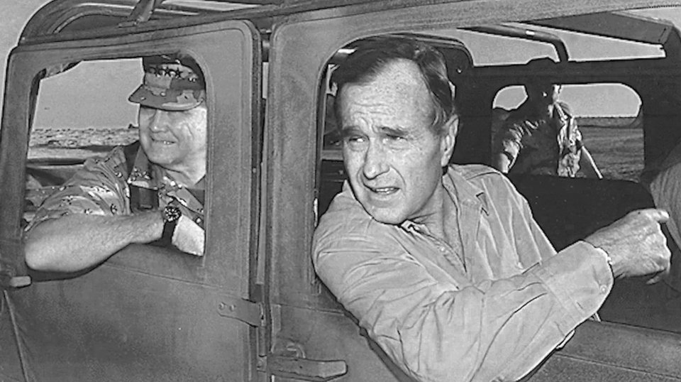 Η φωτογραφία απεικονίζει τον 41ο Πρόεδρο των ΗΠΑ, Τζορτζ Χ. Γ. Μπους, μέσα σε ένα στρατιωτικό όχημα Humvee. Η φωτογραφία τραβήχτηκε κατά τη διάρκεια της επίσκεψής του στα στρατεύματα της Επιχείρησης «Ασπίδα της Ερήμου» (Operation Desert Shield) στη Σαουδική Αραβία, το 1990. Μαζί του βρίσκεται ο στρατηγός Νόρμαν Σβάρτσκοπφ, επικεφαλής των Συμμαχικών Δυνάμεων στον Πόλεμο του Κόλπου.