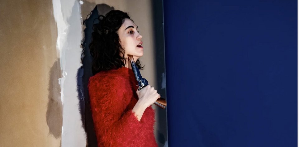 Η παράσταση του 2025 στο Θέατρο Προσκήνιο είχε την Ανθή Ευστρατιάδου στον ρόλο της Έντα / Γκέλυ Καλαμπάκα