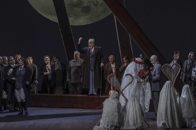 Η Εθνική Λυρική Σκηνή αναβιώνει την εξαιρετικά επιτυχημένη παραγωγή της κωμικής όπερας Φάλσταφ για έξι παραστάσεις στην Αίθουσα Σταύρος Νιάρχος. Κεντρική φιγούρα του έργου είναι ο ξεπεσμένος ιππότης σερ Τζων Φάλσταφ και οι ερωτικές του περιπέτειες, οι οποίες τον καθιστούν περίγελο στη μικρή τοπική κοινωνία. Στο τέλος, μετά από διάφορες κωμικοτραγικές καταστάσεις, οι χαρακτήρες του έργου τραγουδούν όλοι μαζί «Όλα στον κόσμο είναι ένα καλαμπούρι… αλλά γελά καλύτερα όποιος γελά τελευταίος»