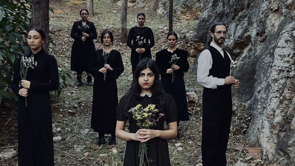 Σ’ ένα σπίτι όπου προετοιμάζεται η κηδεία μιας νεαρής κοπέλας, τρεις γυναίκες εισβάλλουν αναζητώντας την αλήθεια πίσω από τον θάνατό της