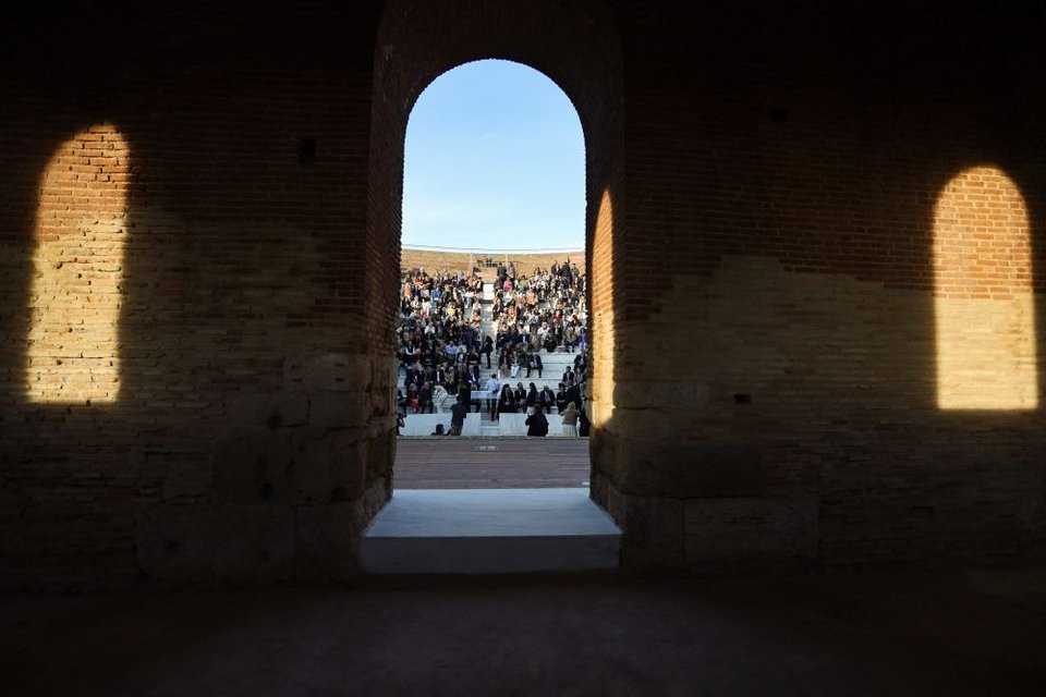 Αποκαταστάθηκε και ο βόρειος τοίχος του προσκηνίου (pulpitum). Για τη διασφάλιση προσβασιμότητας ΑμεΑ κατασκευάστηκε ξύλινο δάπεδο στο προσκήνιο και ξύλινη ράμπα στη δυτική πάροδο