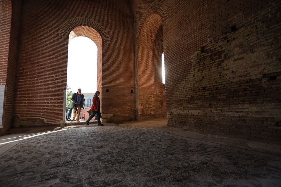 Η ορχήστρα ήταν πλακόστρωτη και χωριζόταν με ημικυκλικό θωράκιο από το κοίλο, το οποίο ανοίγεται προς το νότο. Το δάπεδο της σκηνής ήταν ψηφιδωτo