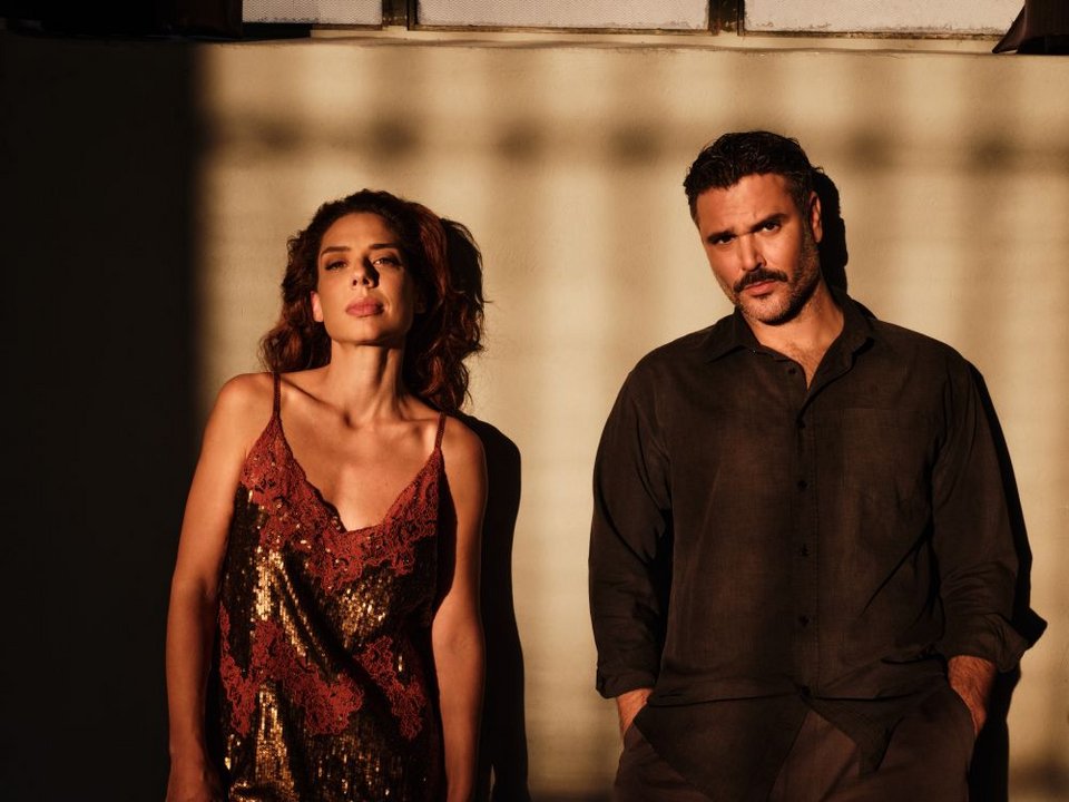 Barcelona / Ο Μιχάλης Λεβεντογιάννης ερμηνεύει τον σκοτεινό και μυστηριώδη Μανουέλ, ενώ στον ρόλο της αντιφατικής και τολμηρής Ιρέν βρίσκεται η Ηλιάνα Μαυρομάτη