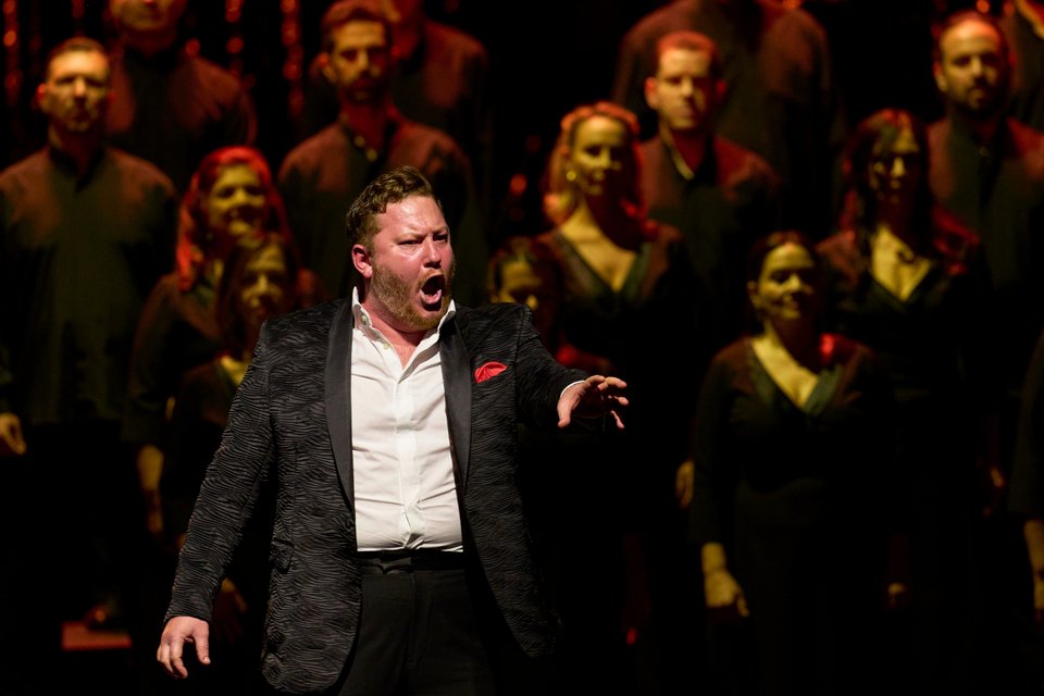 Ο Αμερικανός μπασοβαρύτονος Νίκολας Μπράουνλη (Nicholas Brownlee), νικητής του Βραβείου Ρίτσαρντ Τάκερ 2025, έλαβε το Βραβείο Άνδρα Ερμηνευτή (Male Singer) 