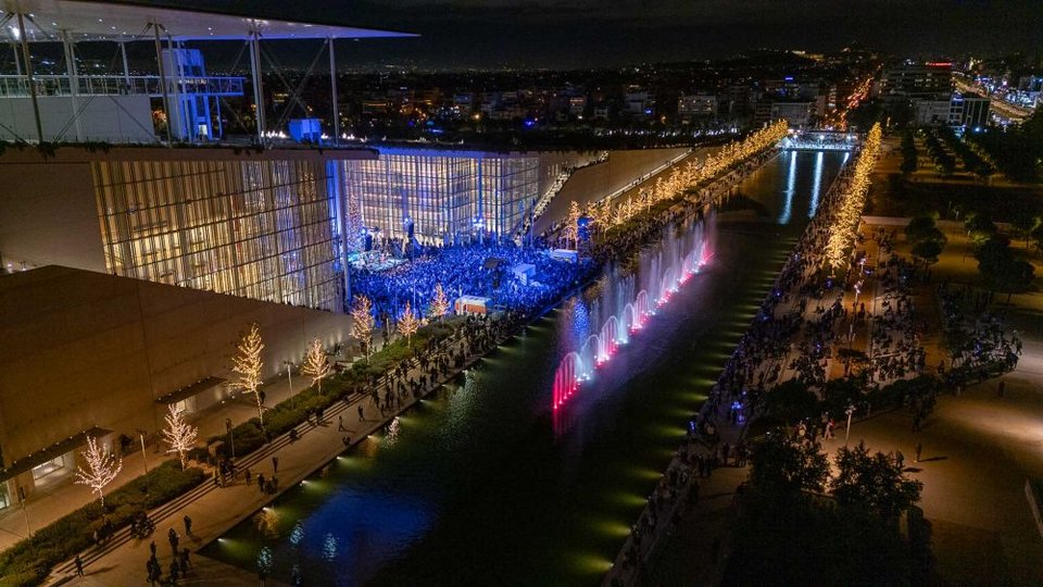 Στολισμένο ΚΠΙΣΝ και χορογραφημένα συντριβάνια 