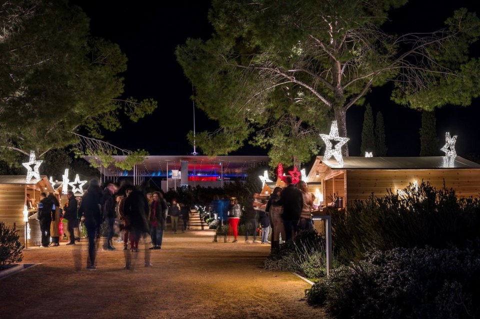 Από τις 13 Δεκεμβρίου ως τις 7 Ιανουαρίου, το Christmas Makers’ Market έρχεται για δεύτερη συνεχή χρονιά για να μετατρέψει τον Πευκώνα του Πάρκου Σταύρος Νιάρχος σε ένα γιορτινό σημείο συνάντησης και δημιουργίας