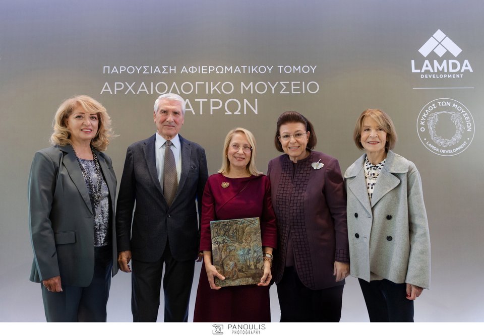  Η Νόνη Καραγιάννη, Communications Senior Consultant της LAMDA, ο Βαγγέλης Χρόνης, Αντιπρόεδρος του Διοικητικού Συμβουλίου της LAMDA, η Δρ Αναστασία Κουμούση, συγγραφέας του τόμου, η Λίνα Μενδώνη, Υπουργός Πολιτισμού, και η Ειρήνη Λούβρου των εκδόσεων Ολκός 