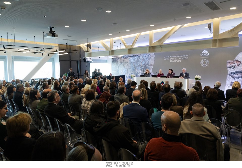 Άποψη της αίθουσας 1896 του Ολυμπιακού Μουσείου Αθήνας, όπου πραγματοποιήθηκε η παρουσίαση του αφιερωματικού τόμου «Το Αρχαιολογικό Μουσείο Πατρών» 