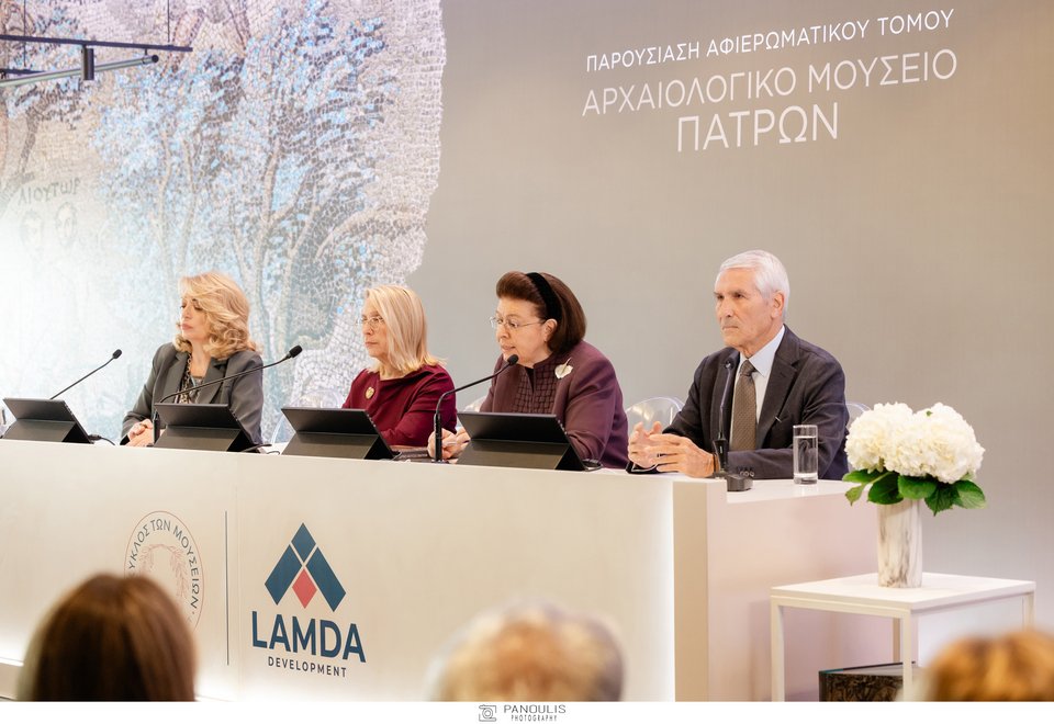 Ο Βαγγέλης Χρόνης, Αντιπρόεδρος του Διοικητικού Συμβουλίου της LAMDA, η Λίνα Μενδώνη, Υπουργός Πολιτισμού, η Δρ. Αναστασία Κουμούση, συγγραφέας του τόμου και η Νόνη Καραγιάννη, Communications Senior Consultant της LAMDA 