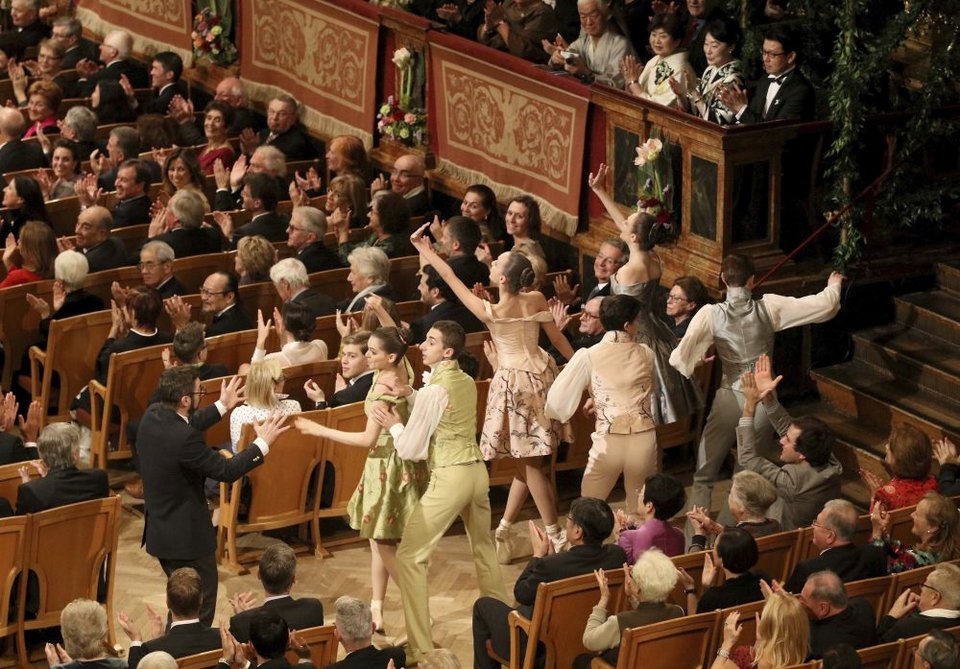 Χορευτές στο διάλειμμα της συναυλίας 