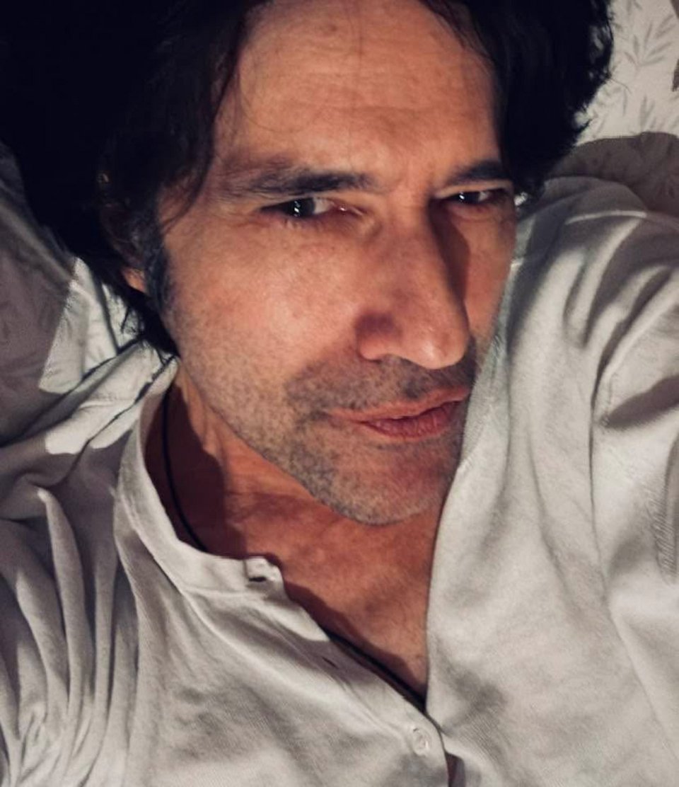 «Σε ευχαριστώ  που άντεξες τη διάρκεια και δεν έφυγες όταν άρχισε να πονά» στίχος του Αλέξη Σταμάτη 